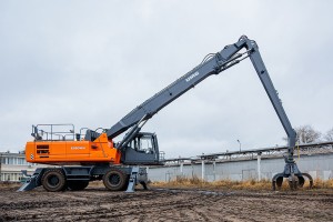 UMG разработала первый в России 40-тонный колесный перегружатель E350WH